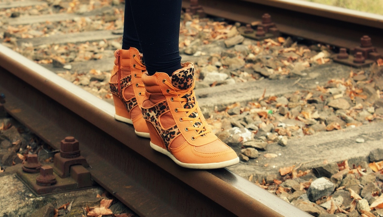 편안함과 스타일의 만남: 어떤 날에도 완벽한 여성 신발 영어로 작성해 주세요.